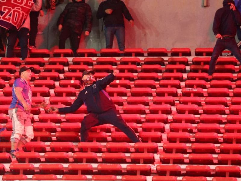 Violencia en el juego entre Independiente de Avellaneda y Universidad de Chile, por Copa Sudamericana. Foto: EDH AFP