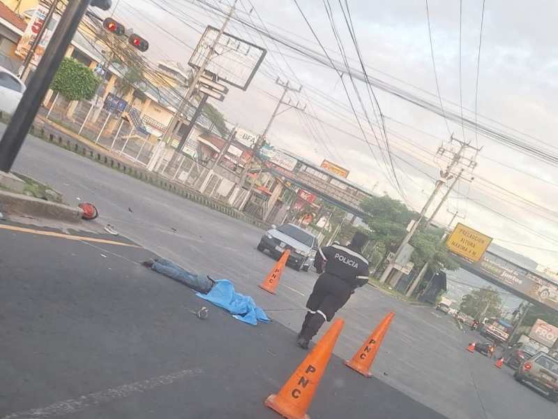 El cuerpo sin vida del motociclista fue cubierto, mientras las autoridades procesaban la escena. Foto EDH / Cortesía.