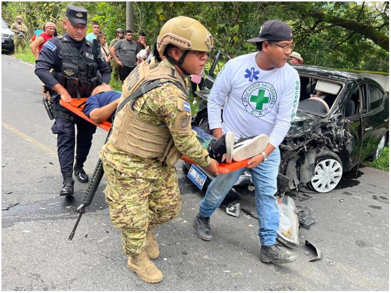 Momento en que las víctimas son auxiliadas. Foto / Cortesía Cruz Verde