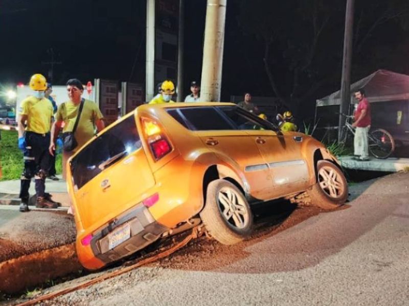 Así quedó el carro tras el impacto. Foto / Cortesía