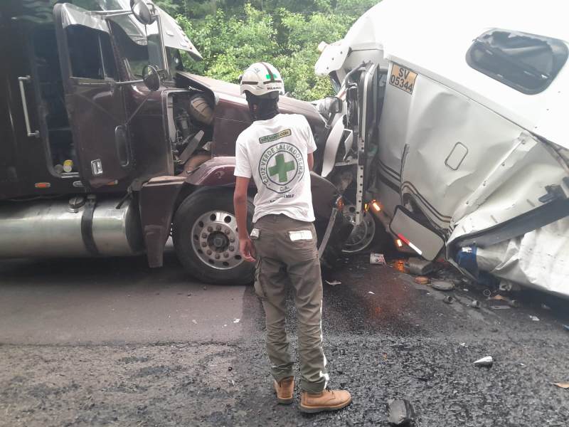 Socorristas de Cruz Verde Majahual atendieron a uno de los motoristas por heridas leves. Foto: Cortesía CVS