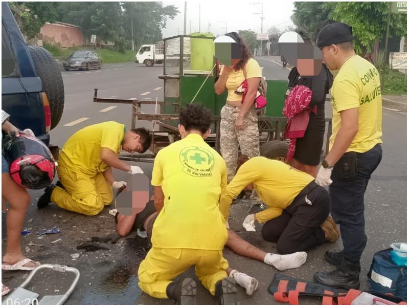 Momento en que la víctima es atendida por los socorristas. Foto / Cortesía Comandos