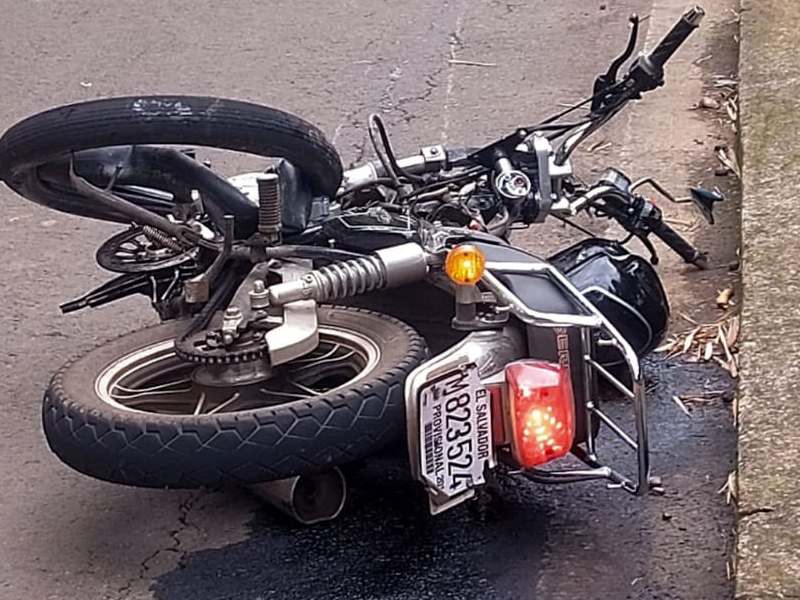 Un motociclista falleció este lunes en un siniestro vial ocurrido en Concepción de Ataco, Ahuachapán Centro. Foto EDH/Cortesía