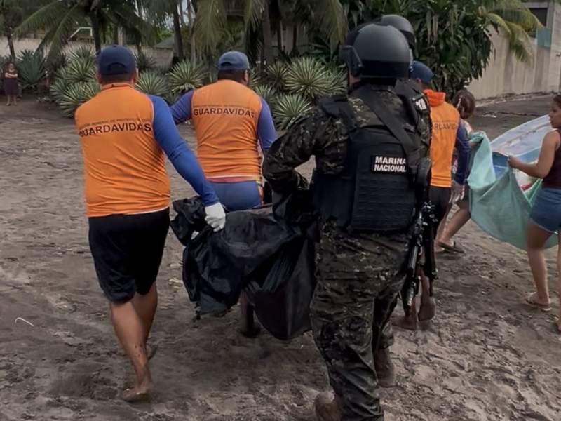 El cadáver de Ángel I. fue localizado a una milla frente a la playa Costa Azul. Foto EDH / Gerardo Orellana.
