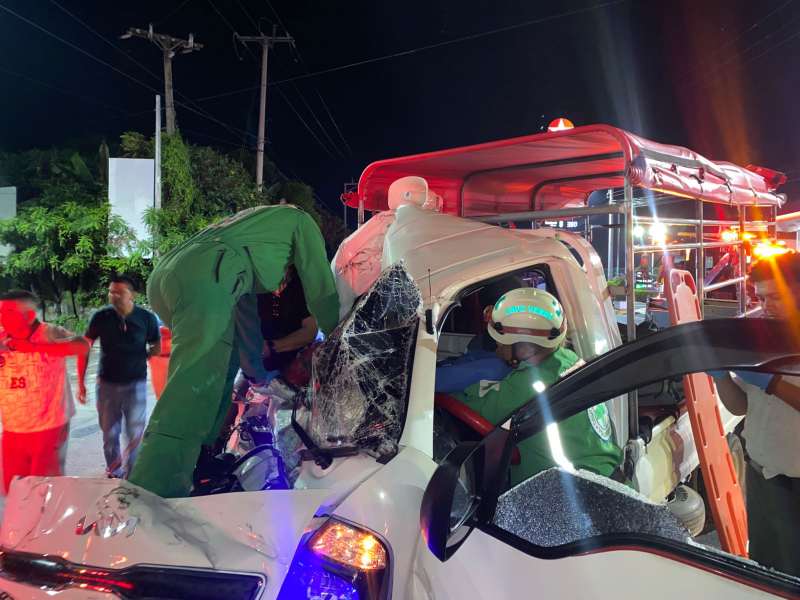 Mujer rescatada de entre los hierros. Foto / Cortesía Cruz Verde
