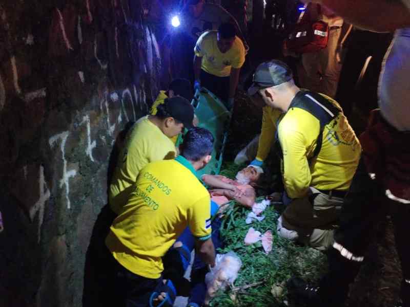 Socorristas de Comandos de Salvamento auxiliaron a una joven que fue atropellada con su bebé. Foto EDH / Cortesía.