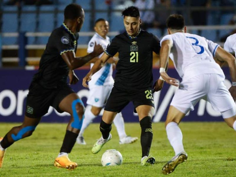 El lateral de la Selecta, Bryan Tamacas, en amistoso ante Guate. Foto EDH EFE