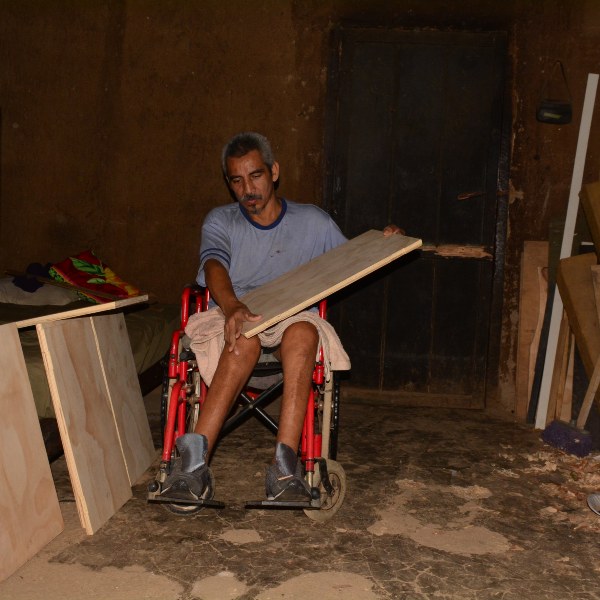 Juan Carlos Vázquez Mejía es un ahuachapaneco que pese a su dificultad, no se ha dado por vencido y se dedica a la carpintería. Foto EDH/Cristian Díaz