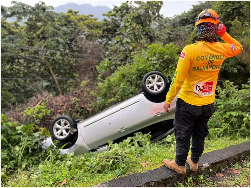 Escena de accidente en Usulután. Foto / Cortesía de Comandos de Salvamento