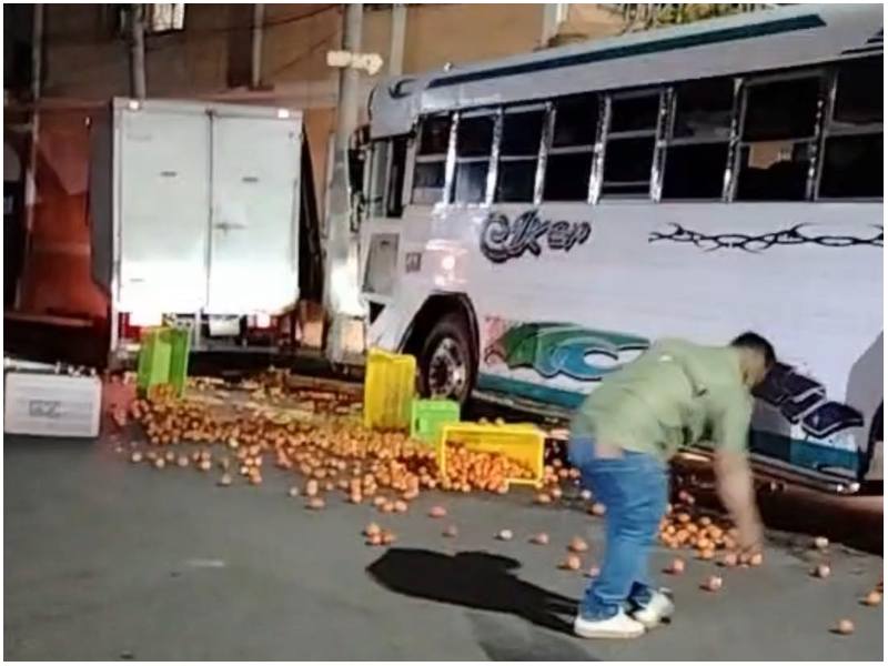 Un hombre recoge las manzanas que no quedaron con daños tras el impacto. Foto / Cortesía