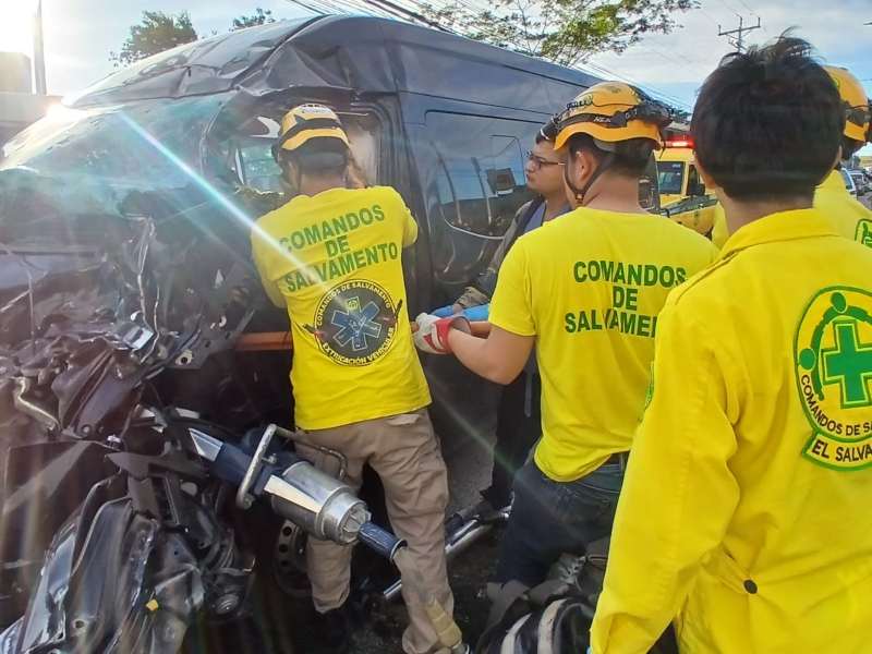 Así quedó el microbús tras el impacto. Foto / Cortesía de Comandos de Salvamento