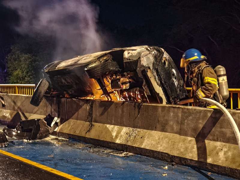 Momento en que Bomberos sofocan las llamas. Foto / Cortesía Sinaí Hernández