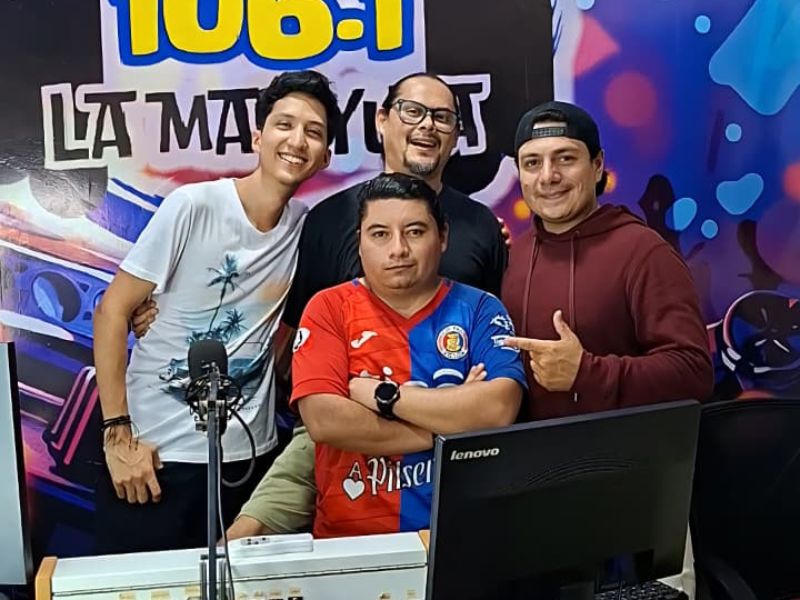 Óscar Umanzor (final der.) junto a los invitados al último programa, la banda Noctem. Foto: cortesía