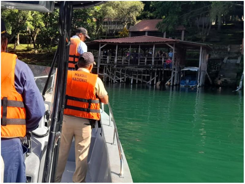 El cadáver fue llevado a un muelle cercano. Foto / Cortesía