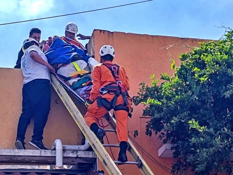 Bomberos y socorristas unieron esfuerzos para bajar del techo de la vivienda al hombre lesionado. Foto: Cortesía CBES