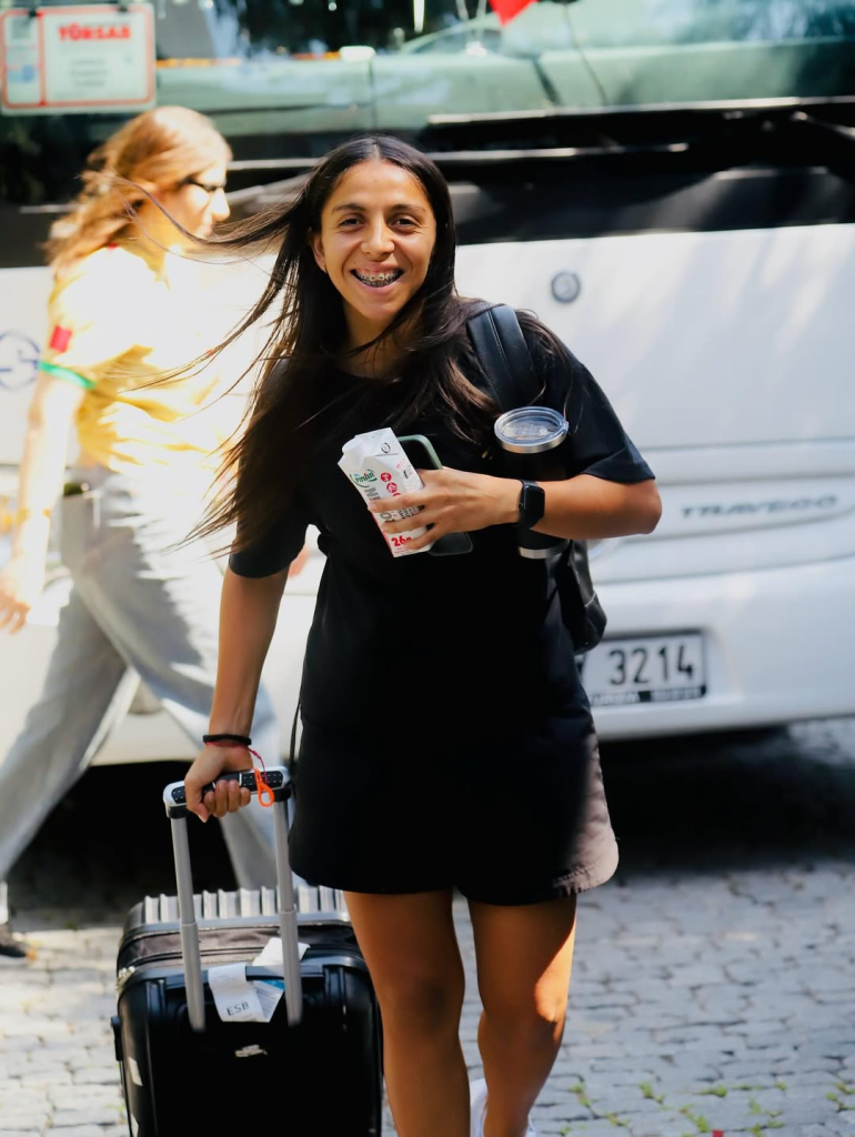 Samaria Gómez con su maleta lista para viajar a Bolu. Foto: Amed SK.