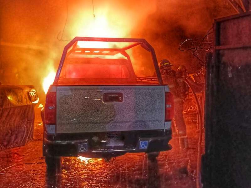 El incendio se propagó en un taller. Foto / Cortesía Bomberos