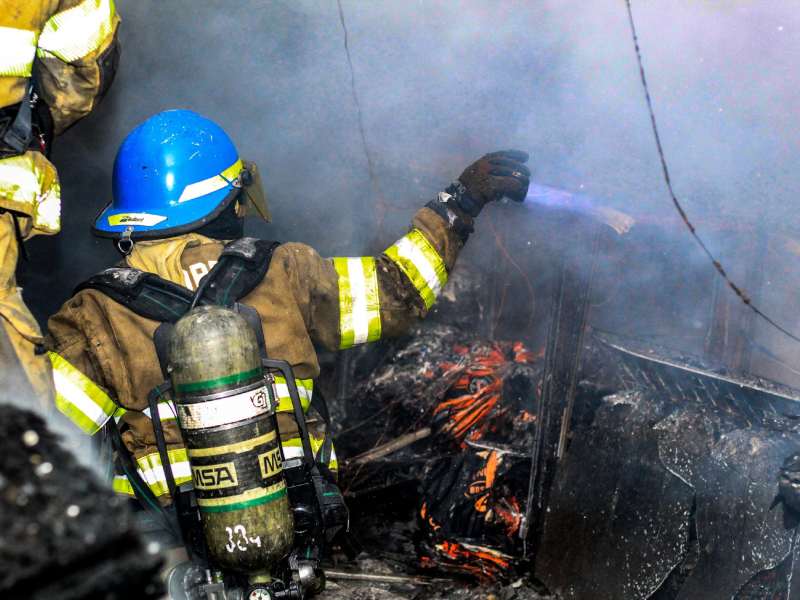 Bomberos trabajaron en sofocar las llamas. Foto / Cortesía Bomberos
