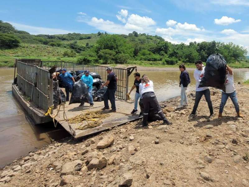 Autoridades municipales, socorristas y lugareños participaron en la jornada de limpieza. Foto / Cruz Roja