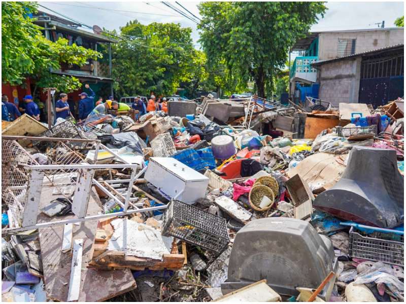 Escombros de ropa, muebles y más. Foto / Prensa San Salvador