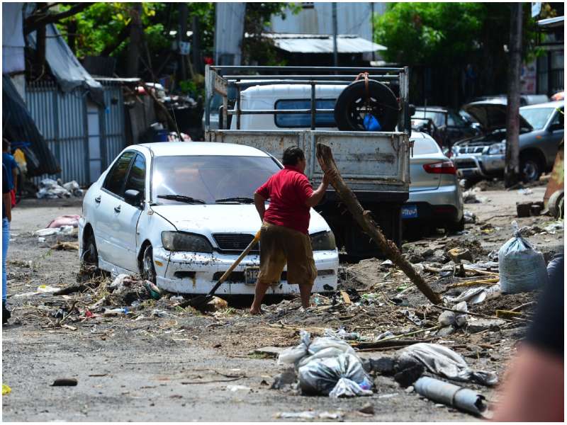 Varios carros también resultaron con daños. Foto / Lissette Monterrosa
