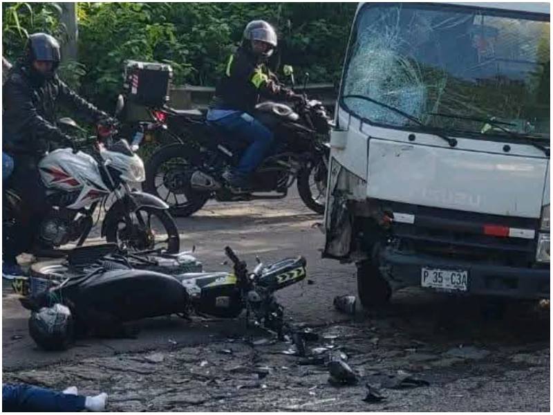 La víctima quedó a pocos metros de la moto que manejaba. Foto / Cortesía