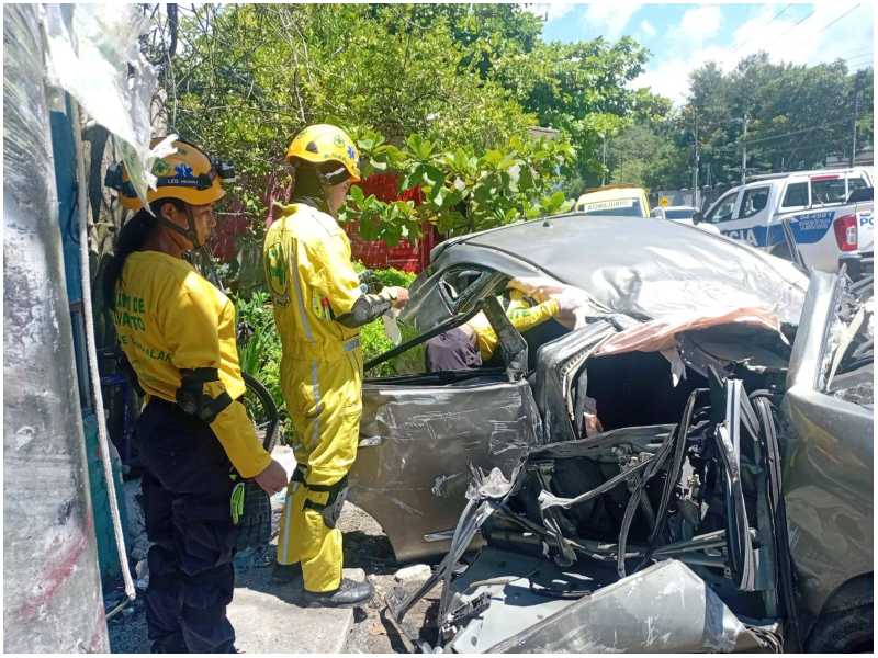 Cuerpos de socorro en la escena del fatal accidente. Foto / Comandos de Salvamento