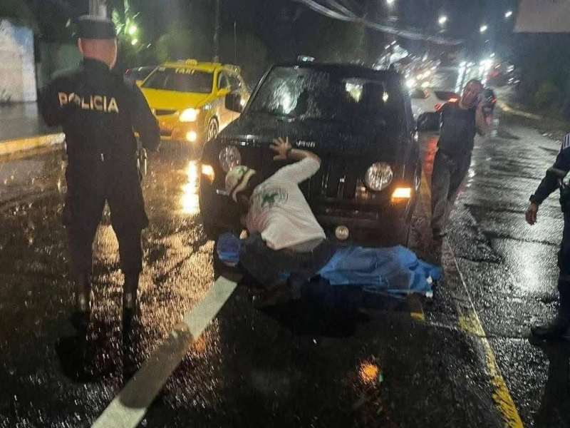 una mujer de aproximadamente 65 años sobre la 29 Avenida Norte, frente al centro comercial Zacamil, en Mejicanos. La víctima fue identificada por vecinos como Consuelo, conocida en la comunidad como “Conchita”, quien atendía un comedor en el mercado Zacamil y era apreciada por su carácter humilde y bondadoso. De acuerdo con testigos, la mujer intentaba cruzar la vía cuando fue impactada por un pick up, lo que provocó que saliera proyectada y terminara debajo de las llantas de otro vehículo que circulaba en la zona. Cuerpos de socorro de Cruz Verde informaron que al llegar al lugar la víctima ya no presentaba signos vitales. La Policía Nacional Civil (PNC) confirmó que el conductor responsable permaneció en el sitio y entregó sus documentos en regla. Vecinos y conocidos lamentaron el hecho, recordando a la señora como una mujer trabajadora que, pese a problemas de salud en sus rodillas, atendía con dedicación su comedor en el mercado. “La niña Conchi era humilde, tenía un comedor y servía comida sencilla, pero siempre de buen corazón”, expresó uno de los residentes. Según datos de la División de Tránsito, hasta la fecha en el país han fallecido 297 peatones en accidentes viales, la misma cifra que motociclistas fallecidos en lo que va del año, lo que refleja la gravedad de la siniestralidad vial en El Salvador.