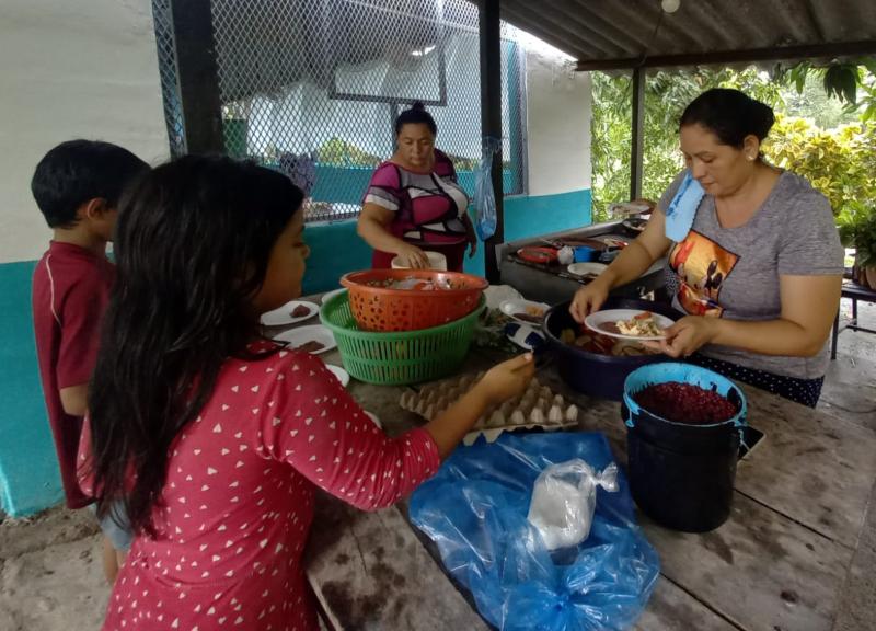 mujeres preparando alimentos