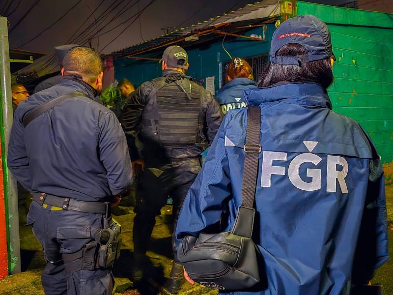 Policías y auxiliares de la Fiscalía durante el operativo realizado esta madrugada. Foto: FGR