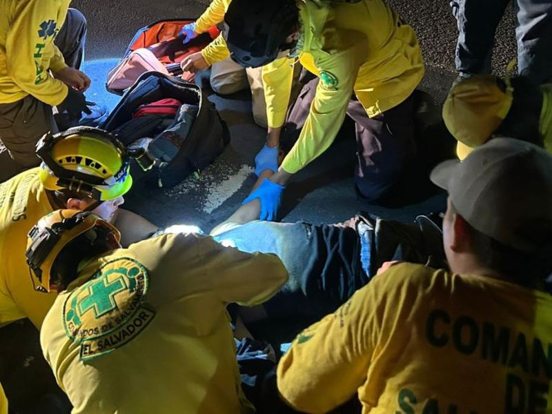 Momento en que la víctima es atendida por los socorristas. Foto / Cortesía Comandos de Salvamento