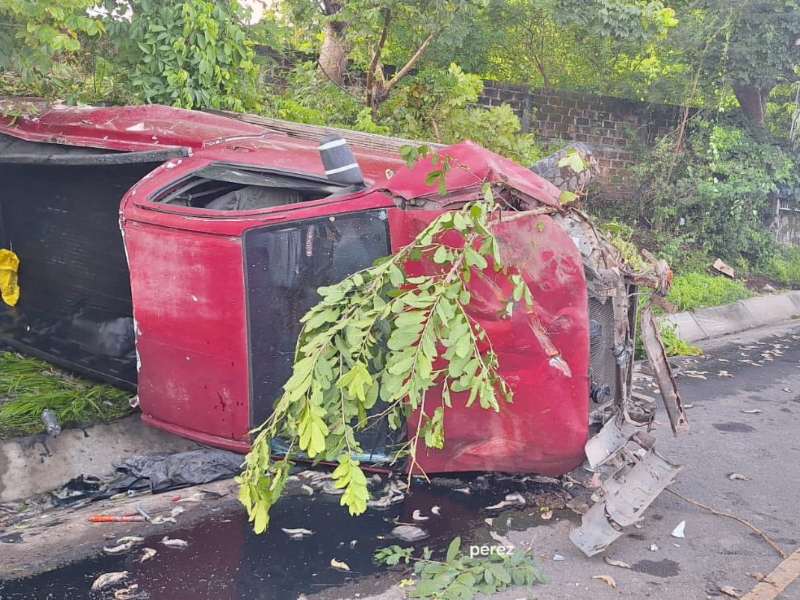 Así quedó el pick up tras el volcamiento. Foto / Cortesía Cruz Verde