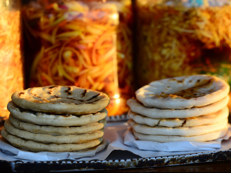 Elaboración de pupusas de arroz en Olocuilta, El Salvador. Foto EDH / Jonatan Funes