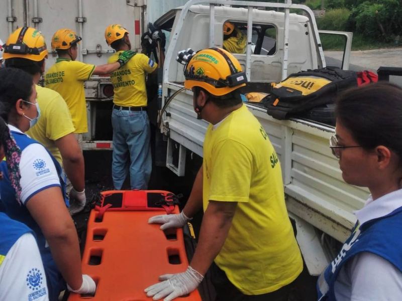 El conductor sufrió golpes y una posible fractura, indicaron cuerpos de socorro. Foto: Cortesía Comandos de Salvamento
