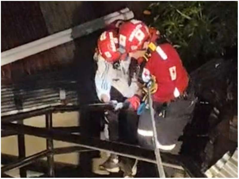 Con el sistema de poleas se logró el rescate de las familias. Foto / Cruz Roja