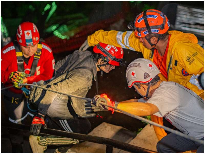 Momento en que una persona es llevada a una zona segura. Foto / Protección Civil