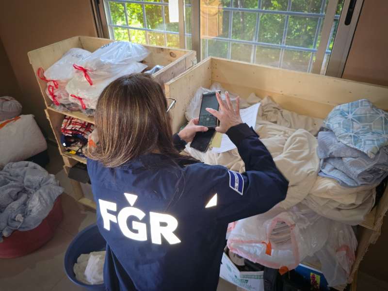 Fiscal toma fotos de lo encontrado. Foto / Cortesía FGR
