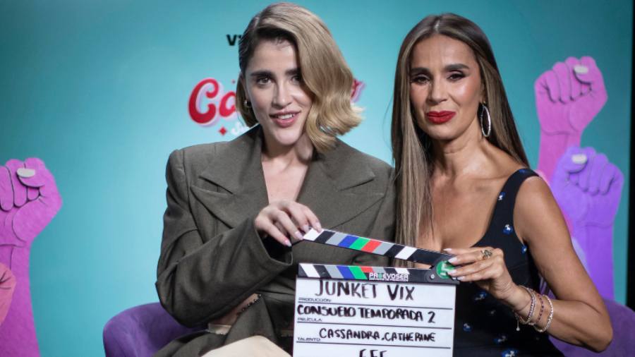 La actriz mexicana Cassandra Sánchez Navarro (i) y la actriz colombiana Catherine Siachoque (d) son las protagonistas de la serie. Foto: EFE