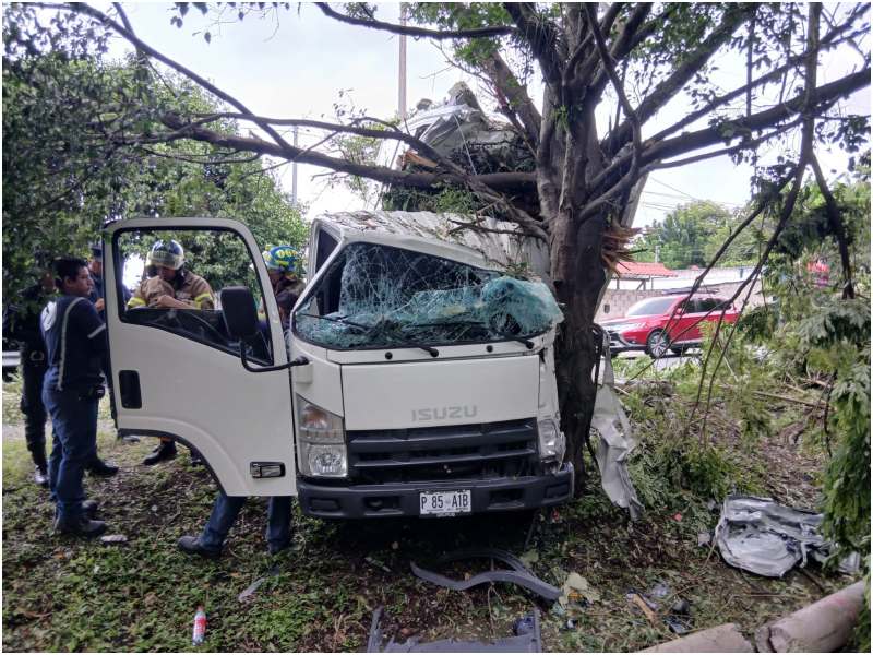 Así quedó el camión de carga liviana tras el choque. Foto / Cortesía PNC