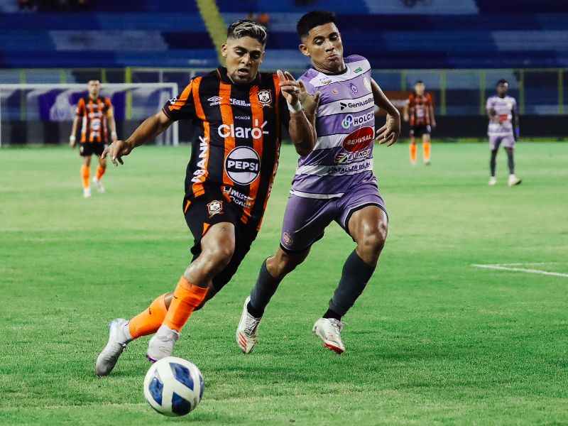 El volante de Águila, Jairo Henríquez (i.), domina el balón ante la marca de Melvin Cartagena. Foto: Cortesía CD Águila