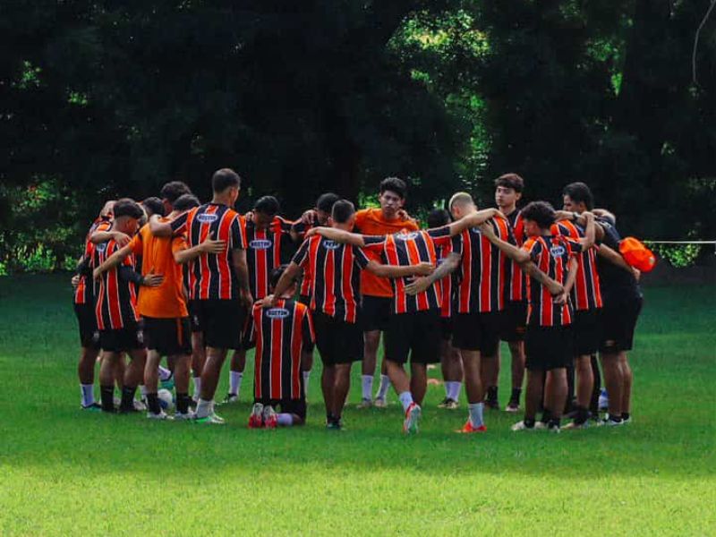 El equipo emplumado, en oración antes de una práctica de cara a la jornadaa 9 del Apertura 2025. Foto: Cortesía CD Águila