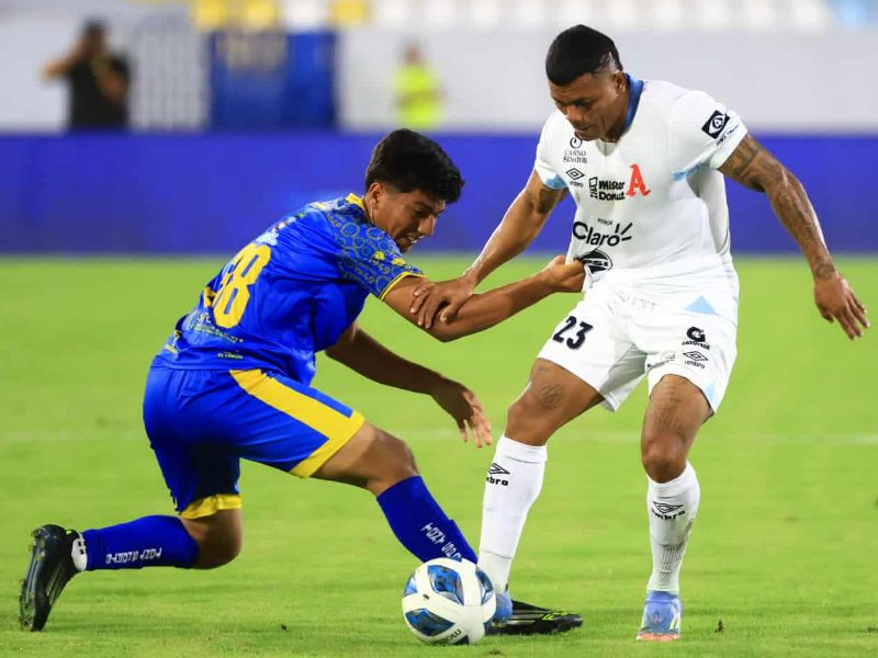 Acciones del juego entre Alianza FC contra Municipal Limeño, en el "Mágico" González. En jugada, el volante albo Michell Mercado. Foto: Cortesía Alianza FC