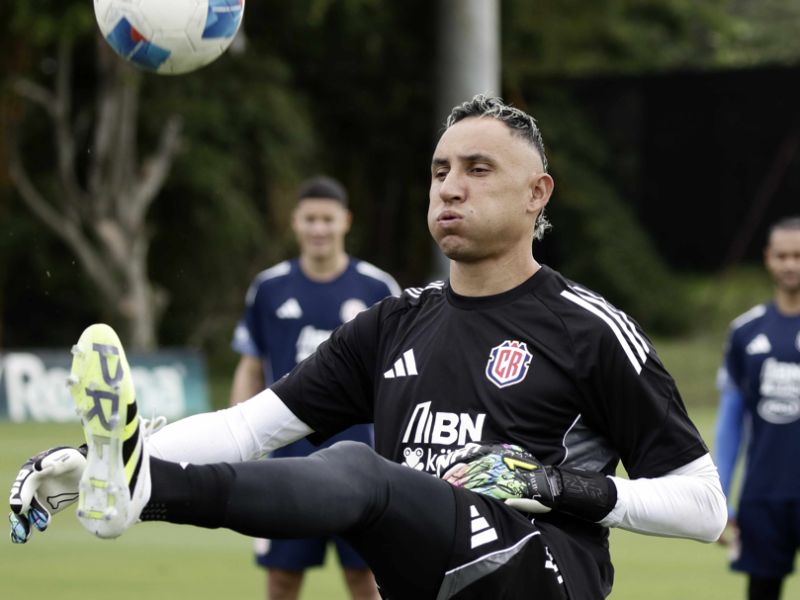 El portero de Costa Rica, Keylor Navas, en una práctica de su selección. Foto: EDH EFE