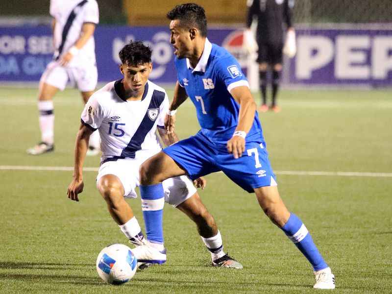 El volante Darwin Cerén, en el partido de la Selecta ante Guatemala, por las eliminatorias mundialistas. Foto: EDH EFE