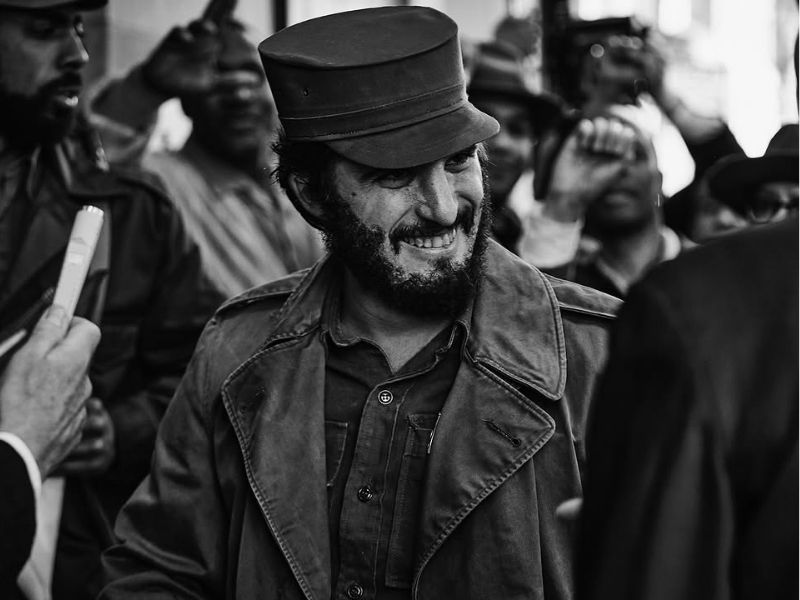 Diego Luna como Fidel Castro.