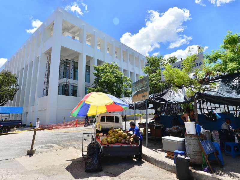 Comercios informales que están alrededor de hospitales de San Salvador como el Hospital Rosales, 1ero de Mayo, Bautista, Médico Quirúrgico y de Especialidades del ISSS.