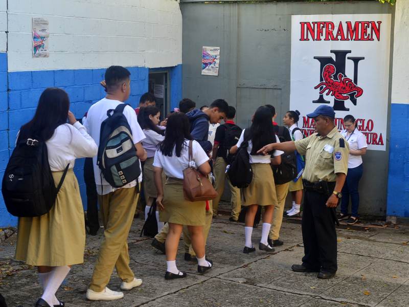 Inicio del mes cívico en el Instituto Nacional Francisco Menéndez INFRAMEN por septiembre e independencia de El Salvador. Estudiantes y alumnos de bachillerato debieron acatar nuevas disposiciones del Ministerio de Educación.