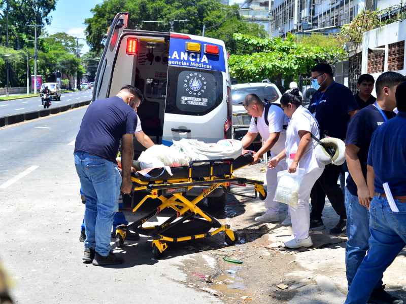 Traslado de pacientes del antiguo Hospital Rosales en medio de zonas en construcción. thumbnail