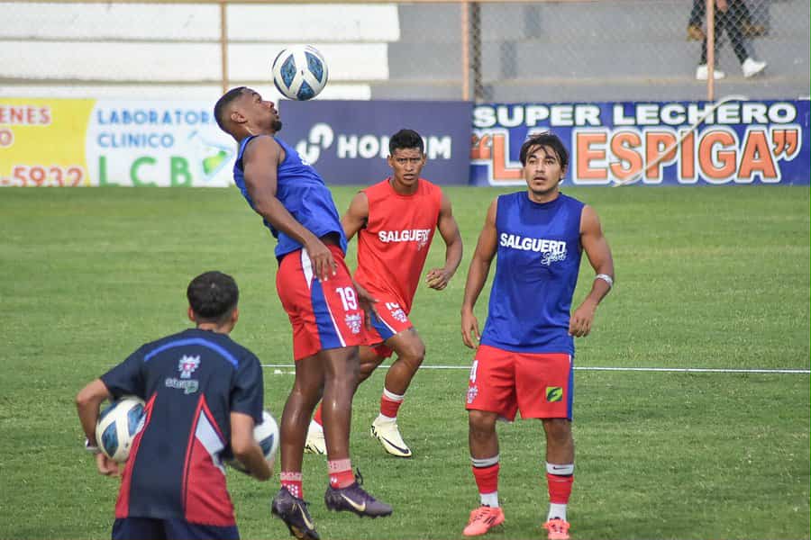 El pampero Cristian Gil (i.) cabecea ante la mirada de Erivan Flores y Víctor García (atrás), en el entreno. | Foto EDH/ Cortesía L.Á. Firpo