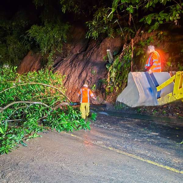 FOVIAL trabajó durante la madrugada de hoy para remover derrumbes que obstruían el paso vehicular en en la calle que conduce de Chapeltique hacia Ciudad Barrios, en San Miguel. Foto FOVIAL